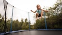 Mädchen springt auf einem Trampolin