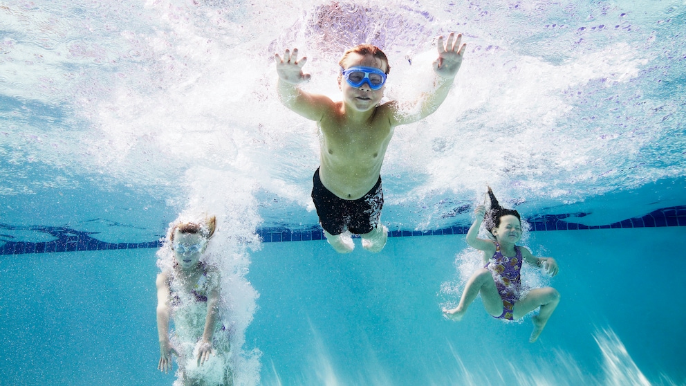 kinder schwimmen: Kinder im Schwimmbecken