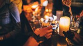 Tresen mit Party-Gästen