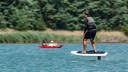 efoilen: Ein Mann auf einem elektronischen Wassersport