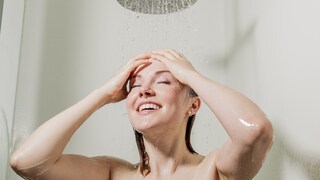 Frau beim Duschen