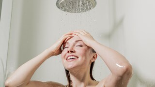 Frau beim Duschen