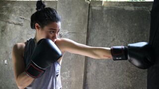 boxen: Frau beim Boxtraining