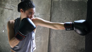 boxen: Frau beim Boxtraining