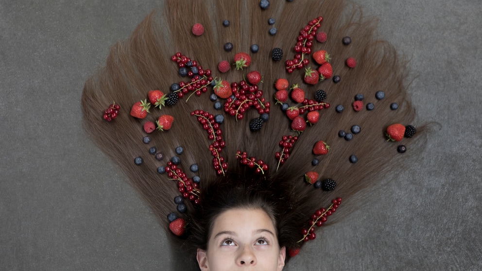 Junge Frau mit Beeren auf dem Haar