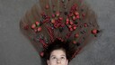 Junge Frau mit Beeren auf dem Haar