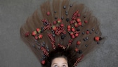 Junge Frau mit Beeren auf dem Haar