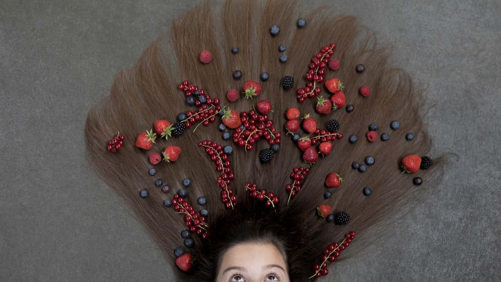Junge Frau mit Beeren auf dem Haar
