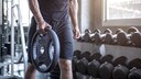 Affenpocken Fitnessstudio: Mann im Fitnessstudio