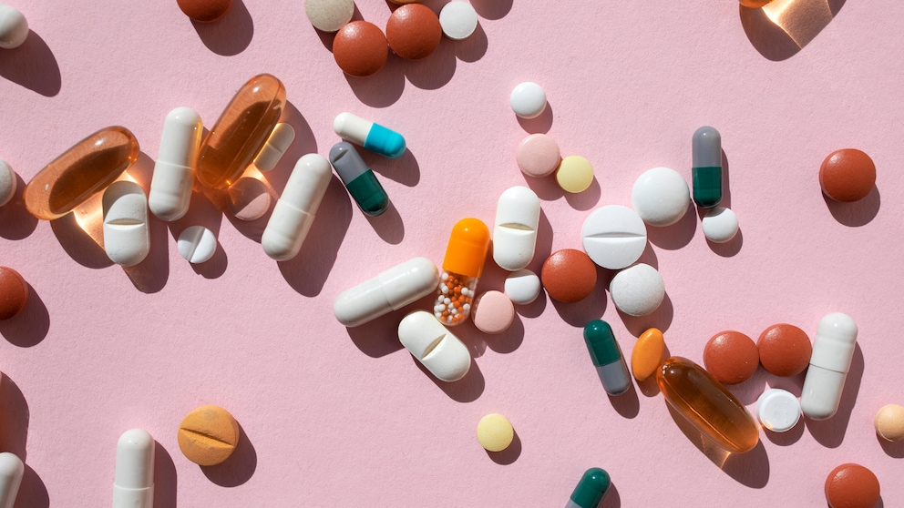 Wer verschiedene hoch dosierte Vitamin-Präparate über einen langen Zeitraum einnimmt, der riskiert womöglich eine Überdosierung.