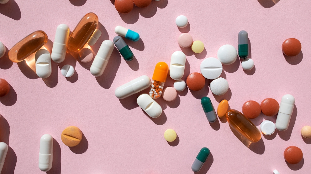 Wer verschiedene hoch dosierte Vitamin-Präparate über einen langen Zeitraum einnimmt, der riskiert womöglich eine Überdosierung.