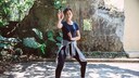 Frau macht mit geschlossenen Augen Tai-Chi