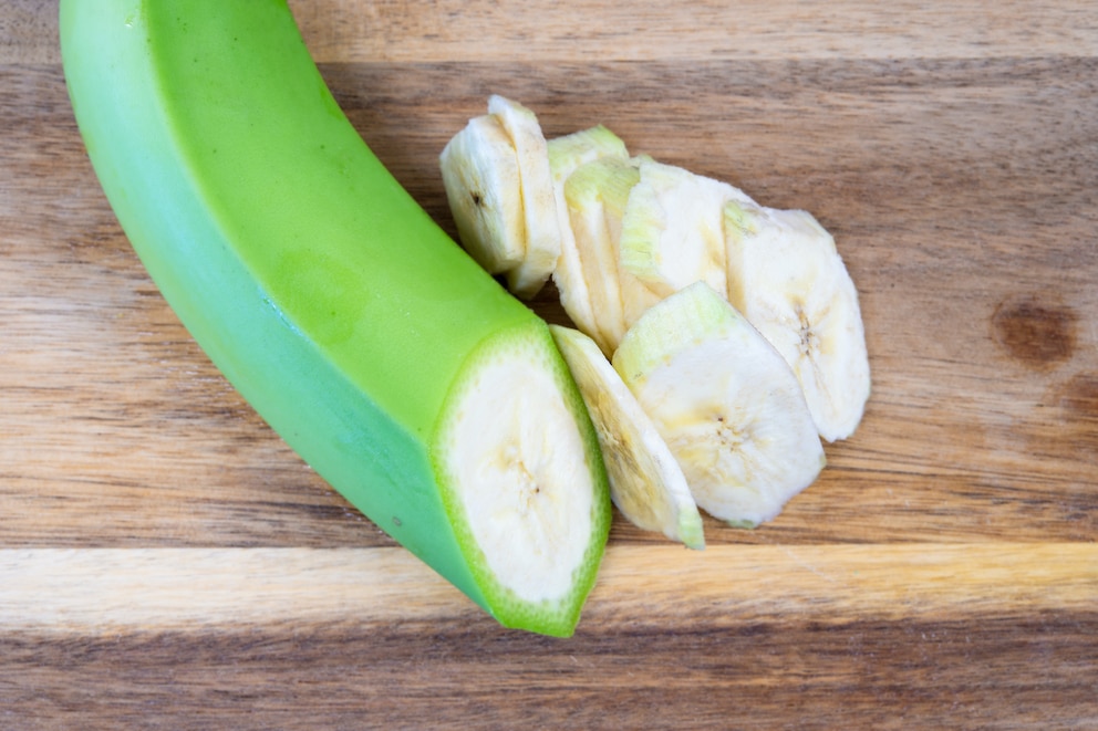 bananen krebs: Unreife Banane geschnitten