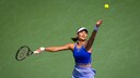 emma raducanu training: Emma Raducano beim Tennisauschlag