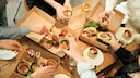 kleine oder große Mahlzeiten: Freunde essen zusammen