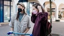 maskenpflicht oktober. Zwei Frauen auf der Straße mit Masken