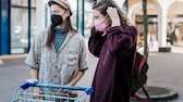 maskenpflicht oktober. Zwei Frauen auf der Straße mit Masken