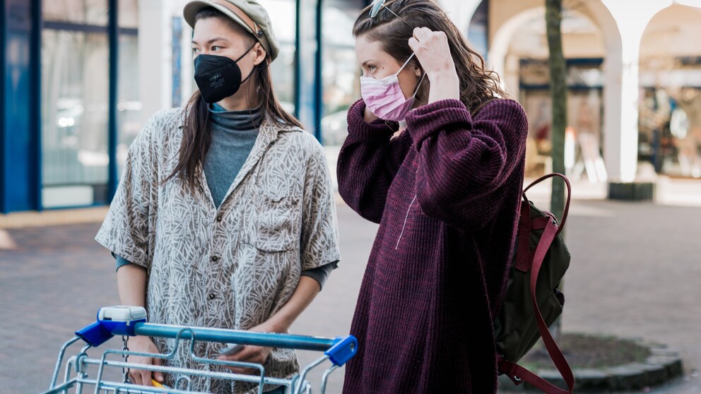 maskenpflicht oktober. Zwei Frauen auf der Straße mit Masken