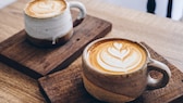 Kaffee Blutdruck: Zwei Tassen Kaffee mit Milchschaum