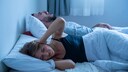 frau hält ohren zu-mann schnarcht