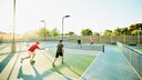 Vier Personen spielen Pickleball