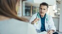 Arzt im Gespräch mit Patientin