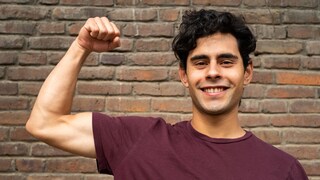 Junger Mann zeigt Bizeps