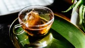 Glastasse mit Teebeutel