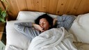schlafmangel weniger hilfsbereit: Frau im Bett