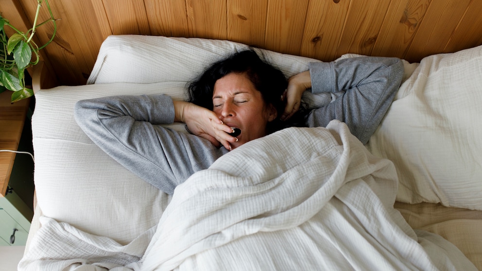 schlafmangel weniger hilfsbereit: Frau im Bett
