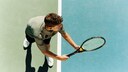 Junge beim Tennisaufschlag