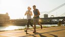 sport covid-verlauf: Ein paar joggt