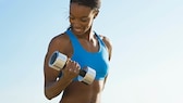 täglich trainieren muskelkraft: Frau mit Langhantel