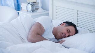 Mann schläft in Seitenlage