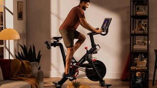 Sportlicher Mann auf Peloton Bike