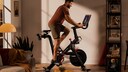 Sportlicher Mann auf Peloton Bike
