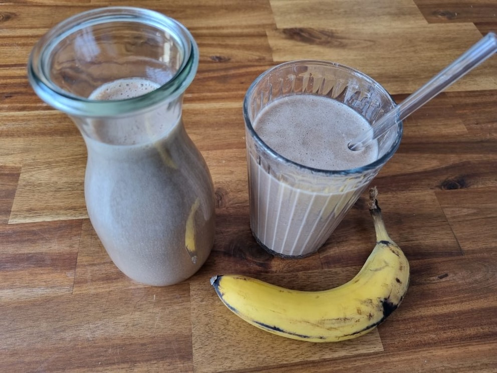 healthy breakfast recipes: “Snickers”-Smoothie