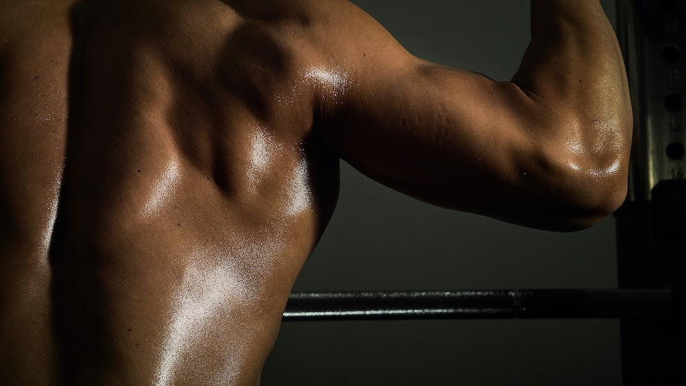 optimale Menge Protein Muskelkraft: Muskulöser Mann