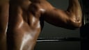 optimale Menge Protein Muskelkraft: Muskulöser Mann