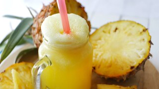 Ananassaft Husten: Ananas und ein Glas Ananassaft