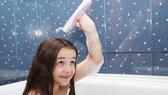 kindershampoos ökotest: Mädchen mit Shampoo in der Badewanne