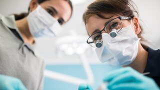Besonders beim Zahnarzt können Patienten im Fall einer Behandlung viel Geld sparen