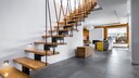 Beleuchtete Treppe in einer Wohnung