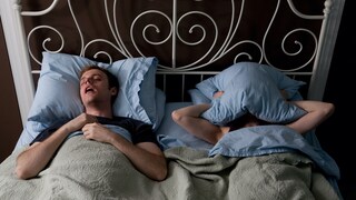 schnarchen gesundheit: Zwei Personen im Bett