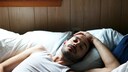 Kater vorbeugen Pille: Mann im Bett