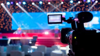 schlaganfall anzeichen frauen: Symbolbild einer TV-Sendung