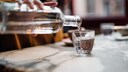 Frau schüttet Wasser in Glas