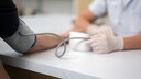 Pflegekraft misst Blutdruck