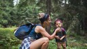 kinder giftige pflanzen: Mutter mit Kind im Wald
