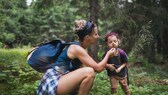 kinder giftige pflanzen: Mutter mit Kind im Wald